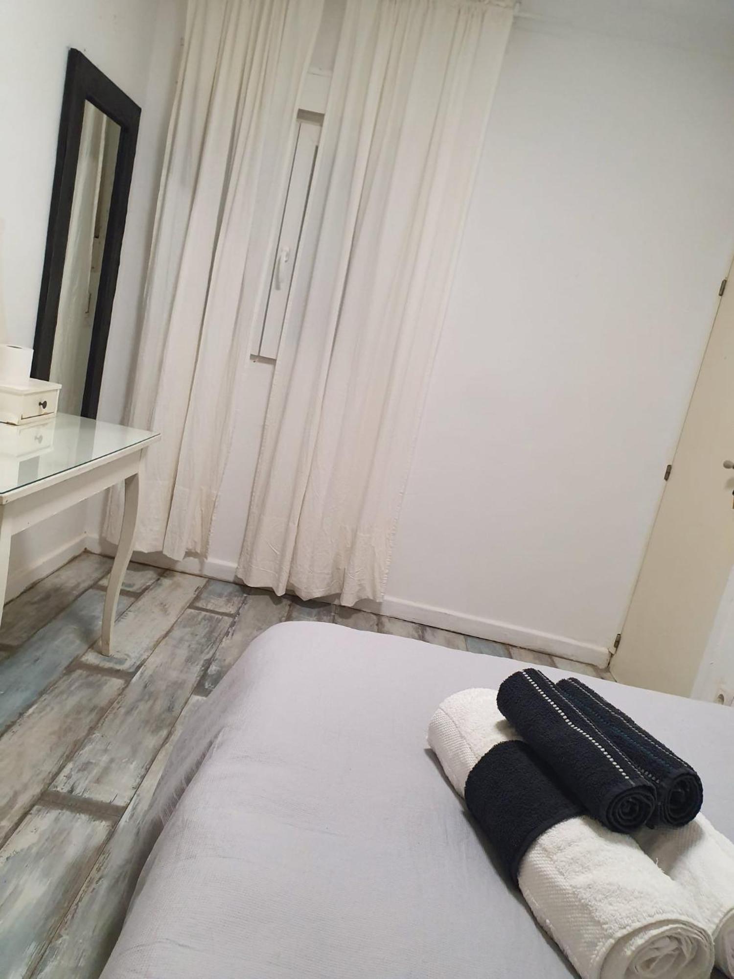 Private Rooms Barcelona Exterior photo